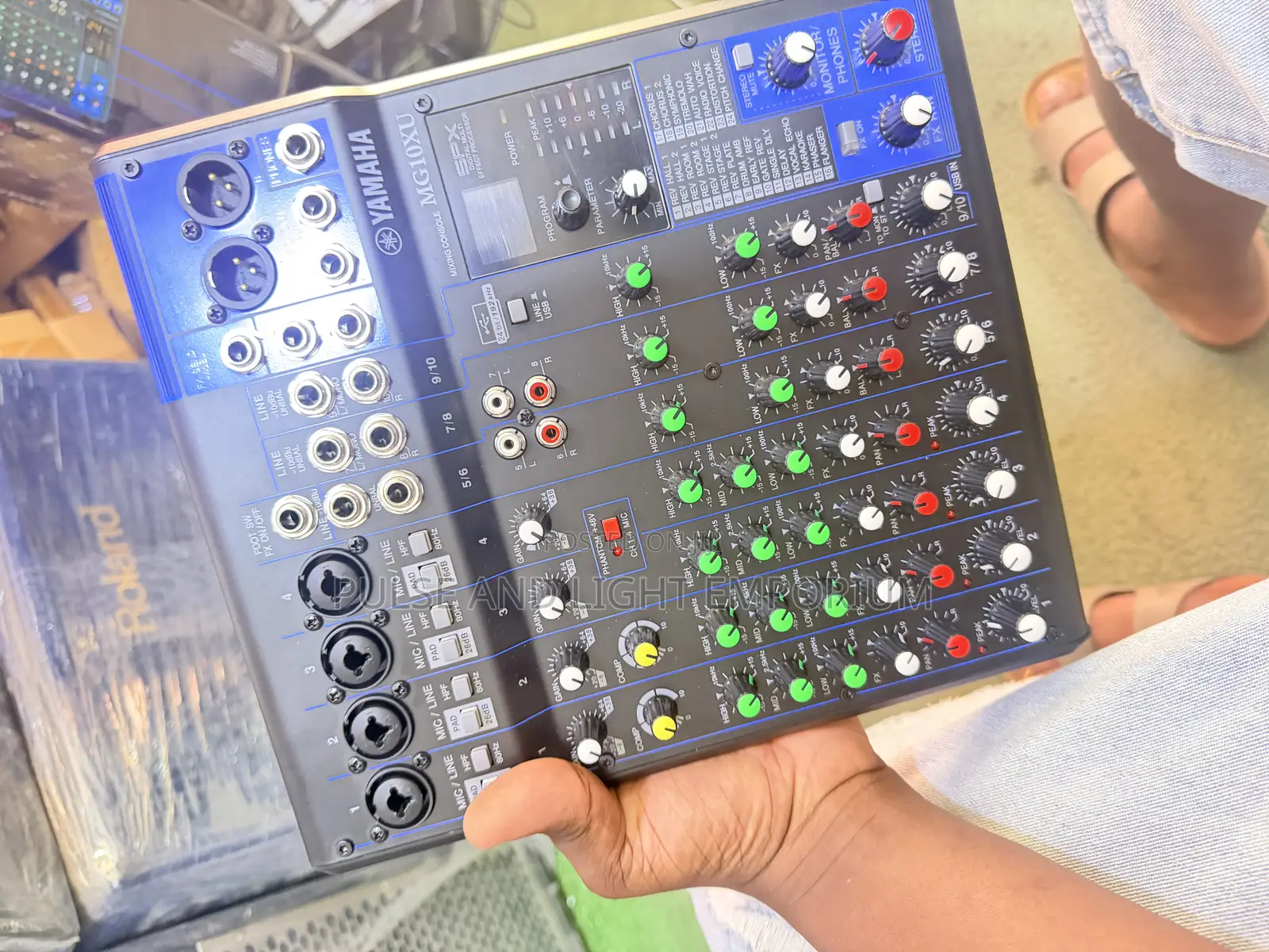 Yamaha Mg10xu, a Professional 10-Channel Mixing Console