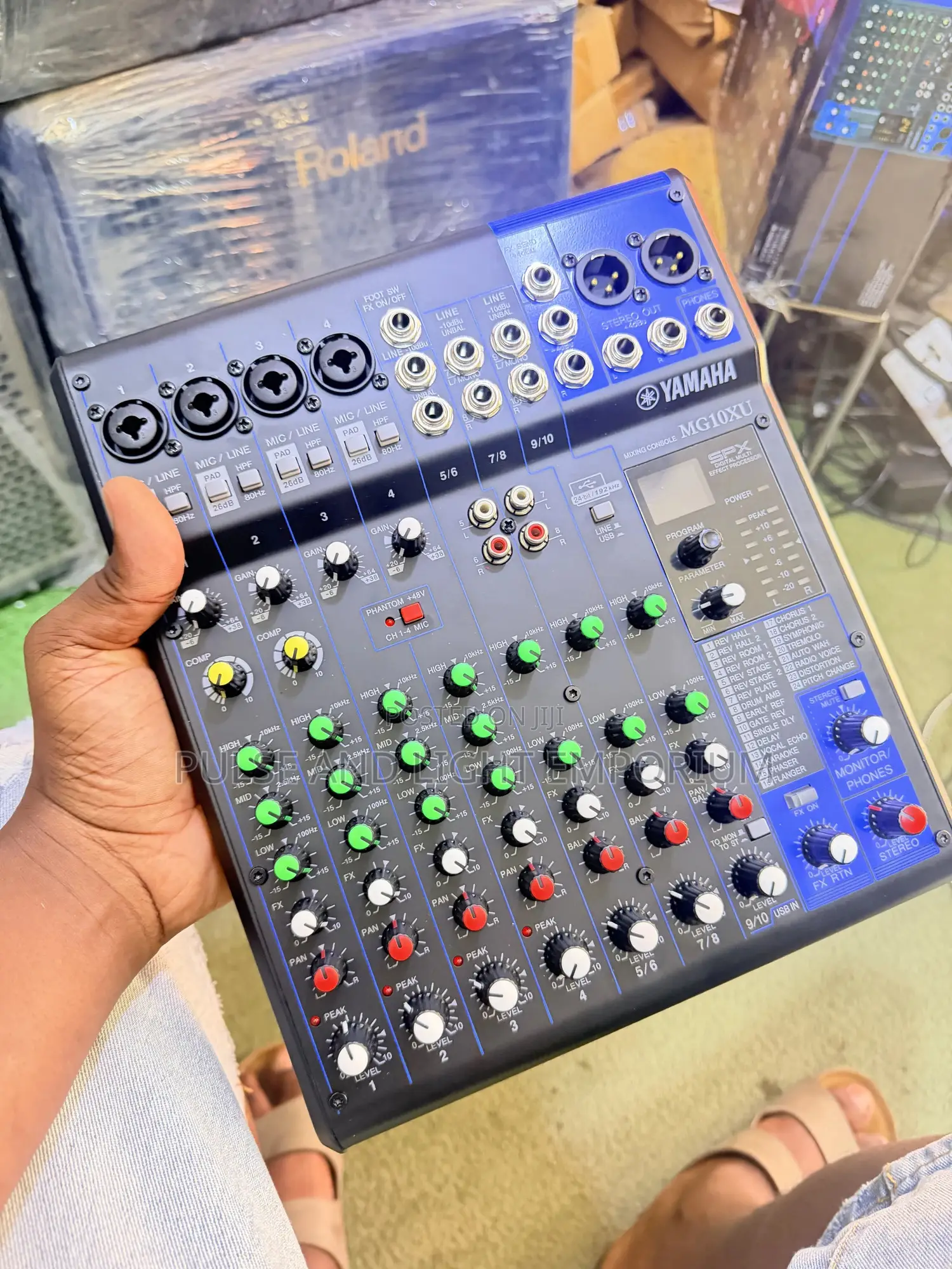 Yamaha Mg10xu, a Professional 10-Channel Mixing Console