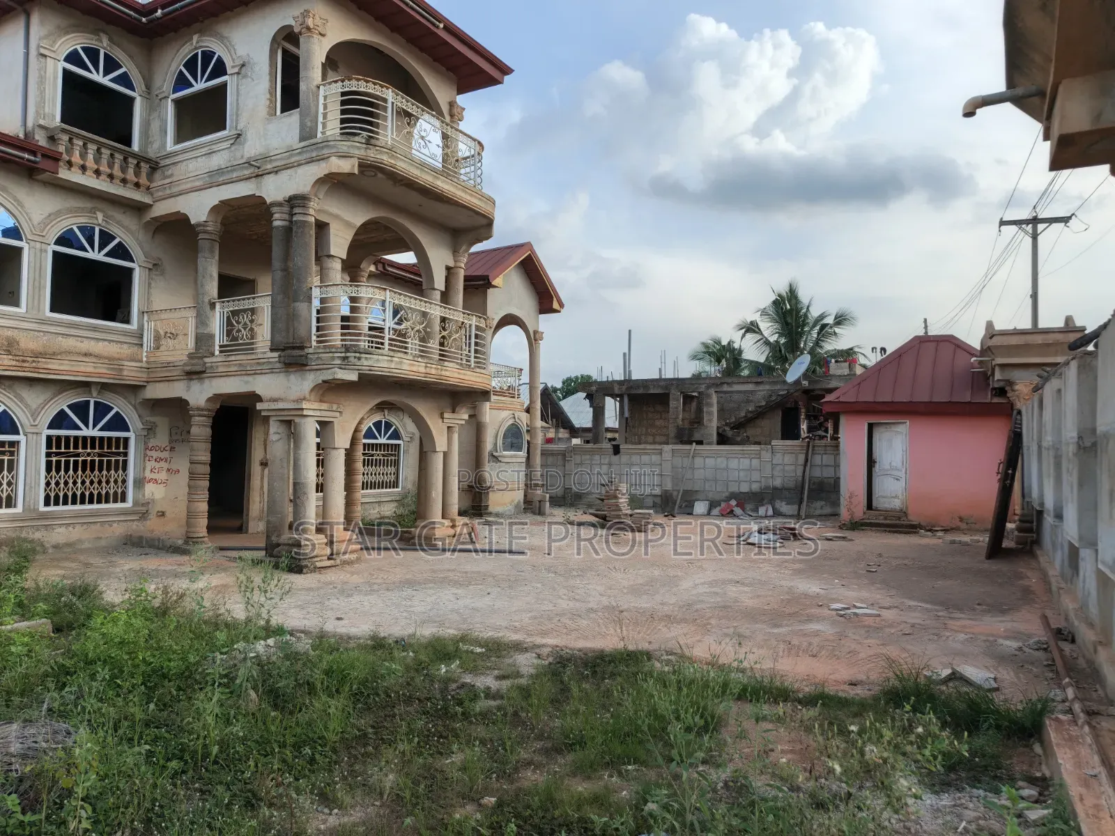 20bdrm House in Kenyasi Abrem Road., Kumasi Metropolitan for sale
