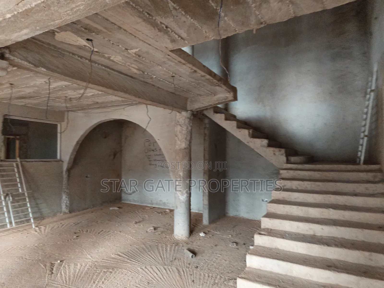20bdrm House in Kenyasi Abrem Road., Kumasi Metropolitan for sale