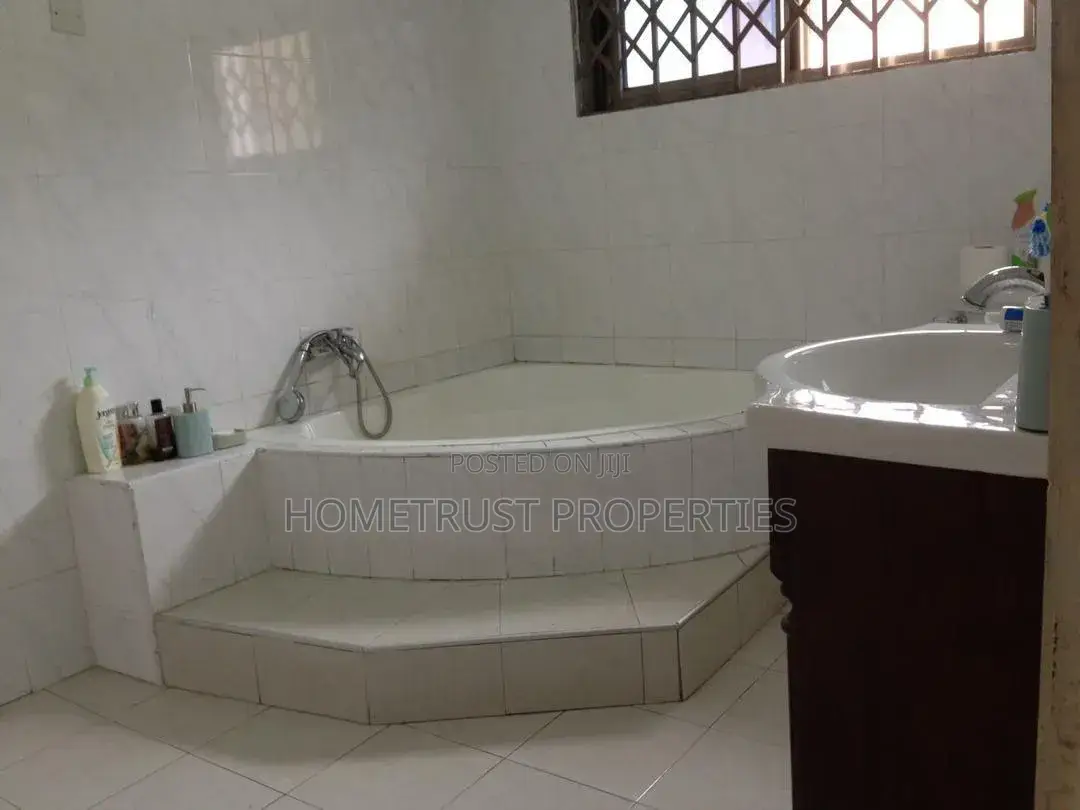 5bdrm House in Achimota Cfc, The Mall for sale