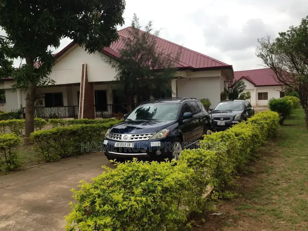 5bdrm House in Achimota Cfc, The Mall for sale