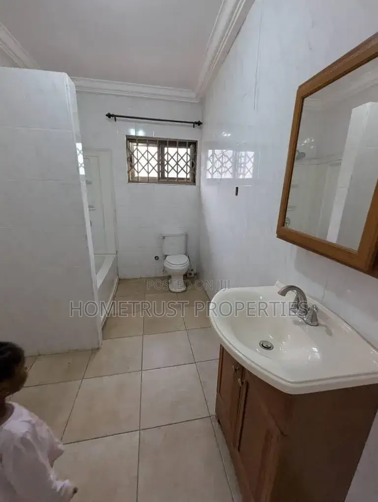 5bdrm House in Achimota Cfc, The Mall for sale