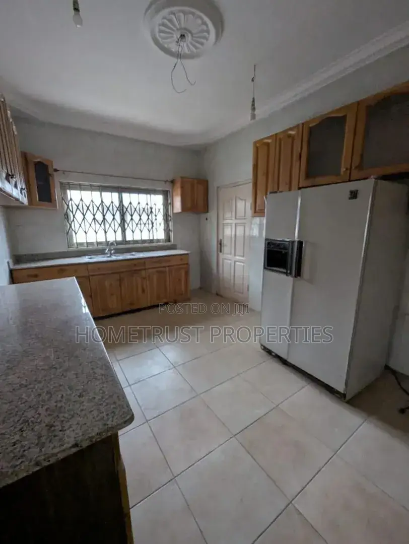 5bdrm House in Achimota Cfc, The Mall for sale