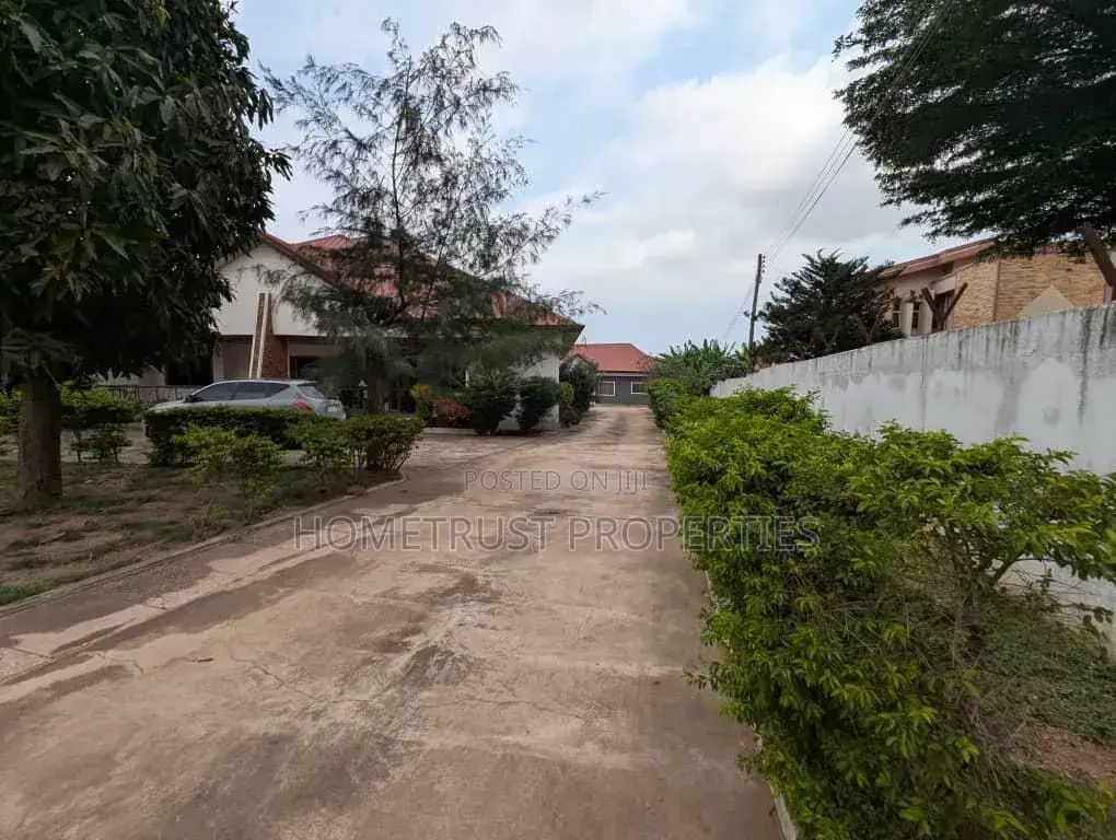 5bdrm House in Achimota Cfc, The Mall for sale