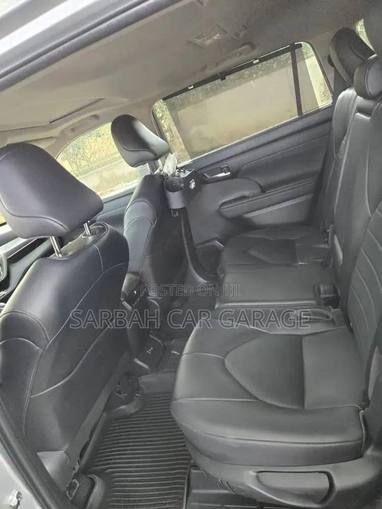 Toyota Highlander 2022 Silver