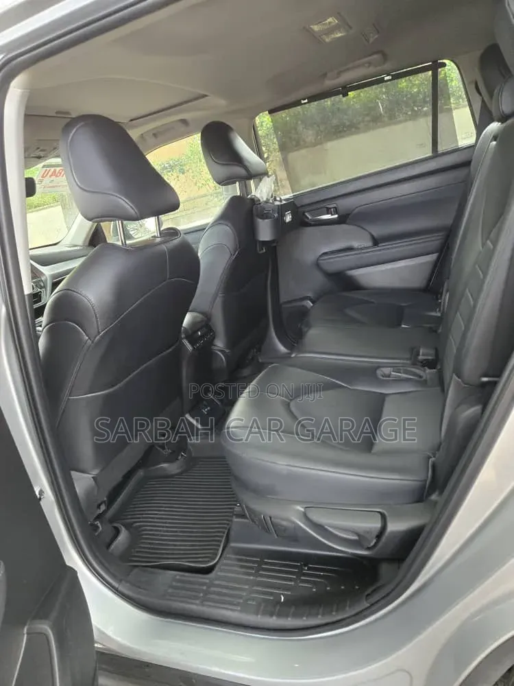 Toyota Highlander 2022 Silver