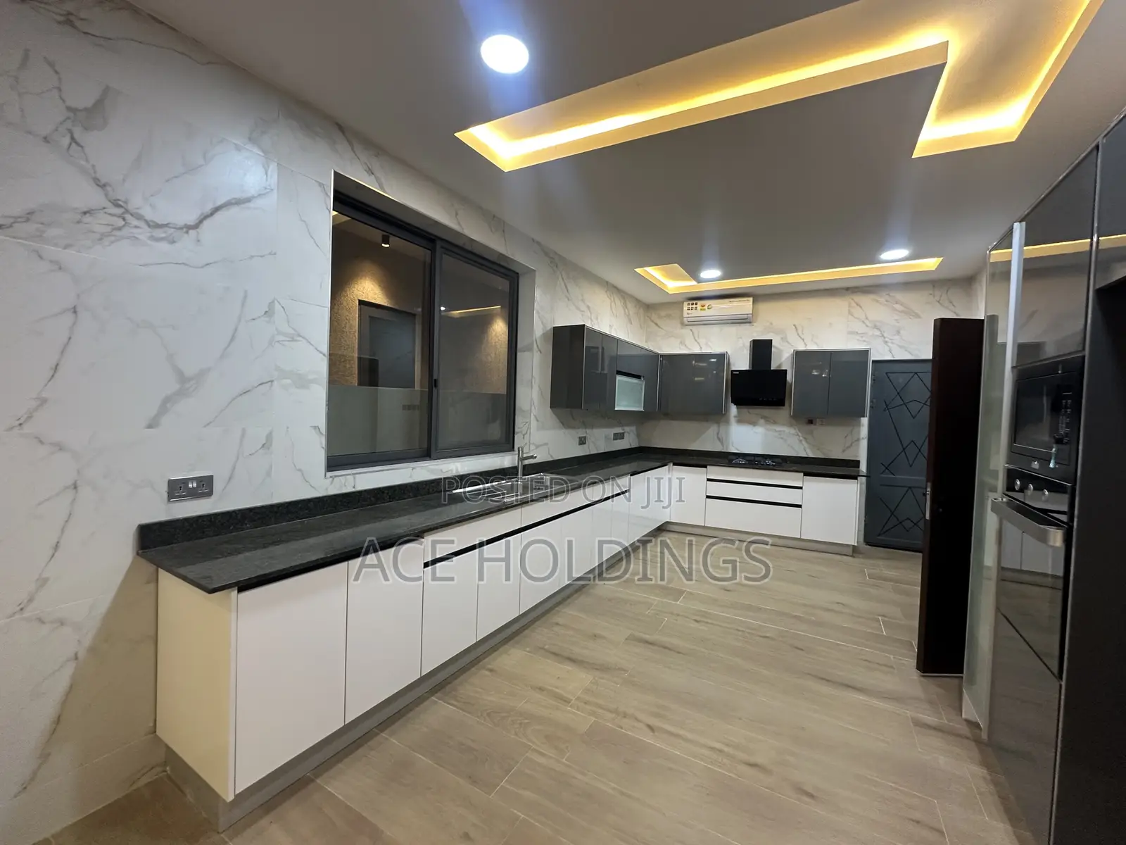 4bdrm Mansion in Ashaley Botwe, School Junction for sale