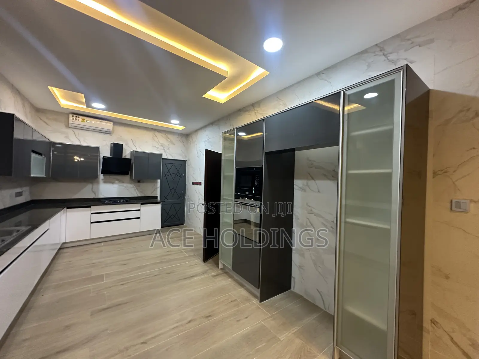 4bdrm Mansion in Ashaley Botwe, School Junction for sale