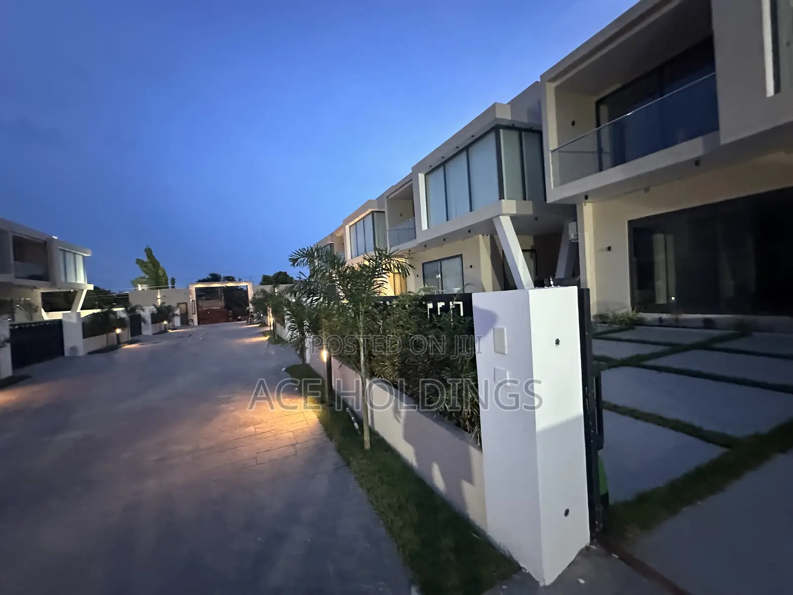 4bdrm Mansion in Ashaley Botwe, School Junction for sale