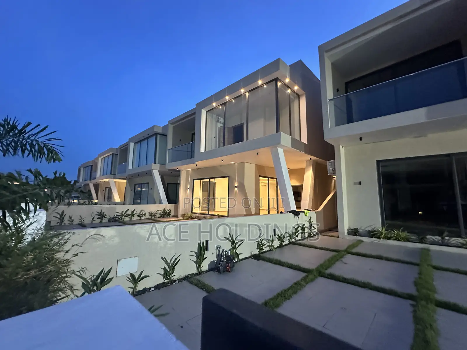4bdrm Mansion in Ashaley Botwe, School Junction for sale