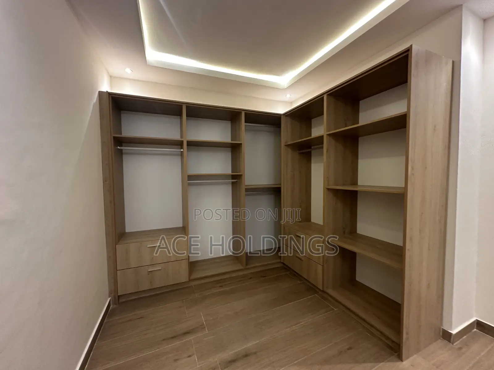 4bdrm Mansion in Ashaley Botwe, School Junction for sale