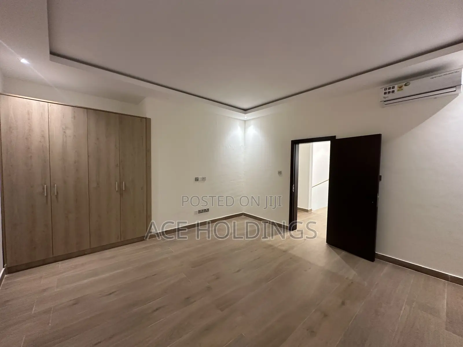 4bdrm Mansion in Ashaley Botwe, School Junction for sale