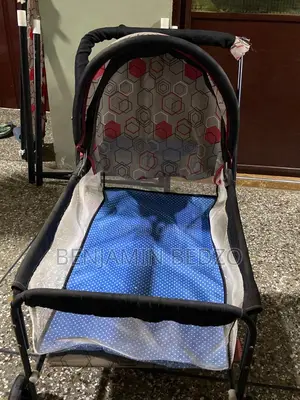 Baby’S 2 In 1 Metal Cot With Net