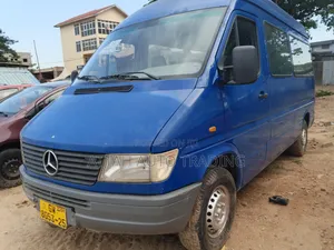 Mercedes-Benz Sprinter 2000 Blue