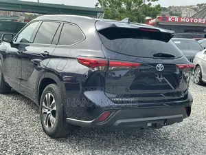 Toyota Highlander XLE 2022 Blue