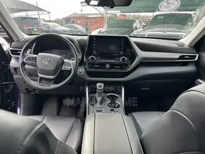 Toyota Highlander XLE 2022 Blue