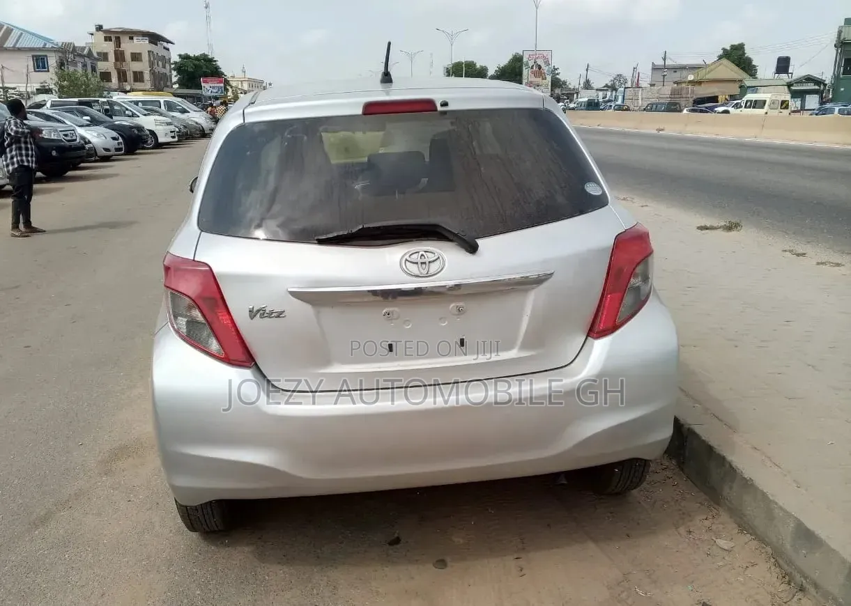 Toyota Vitz 2013 Silver