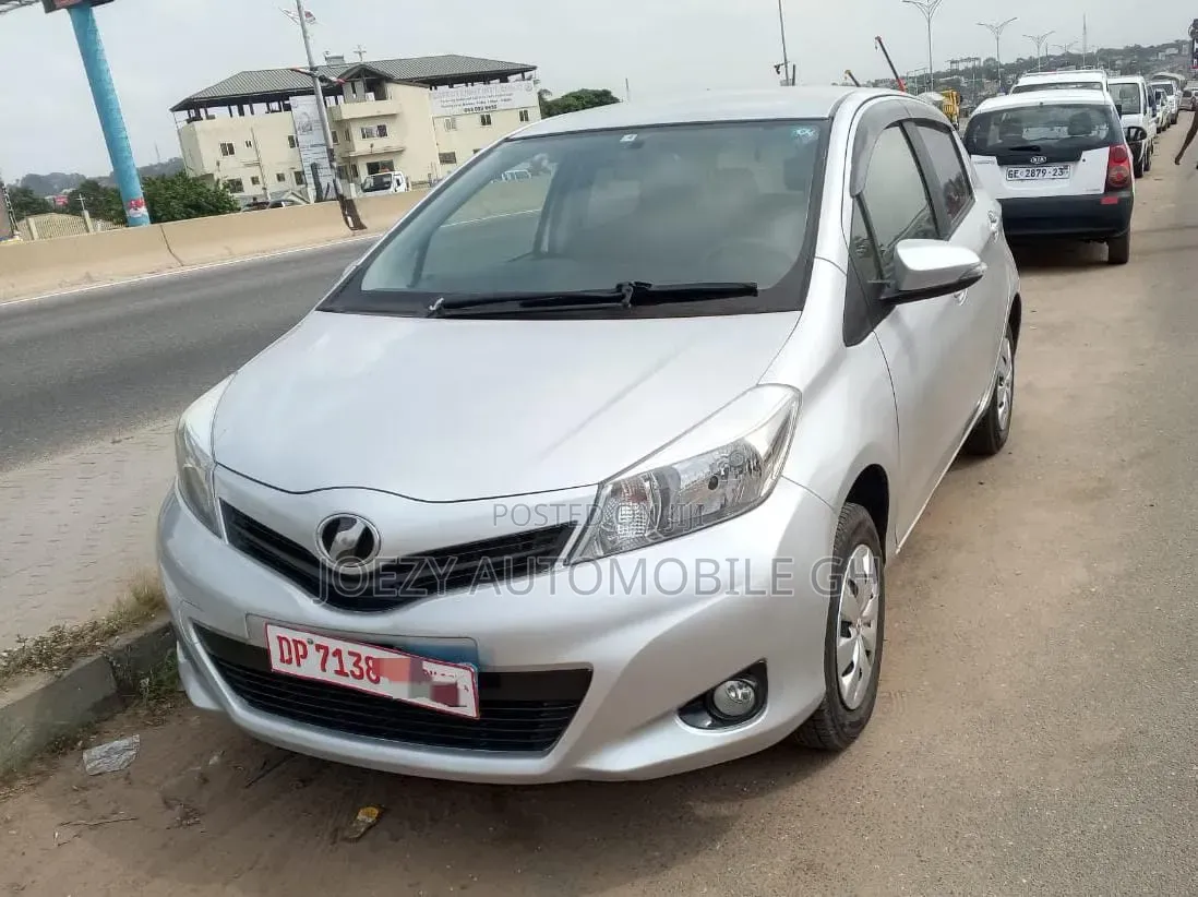 Toyota Vitz 2013 Silver