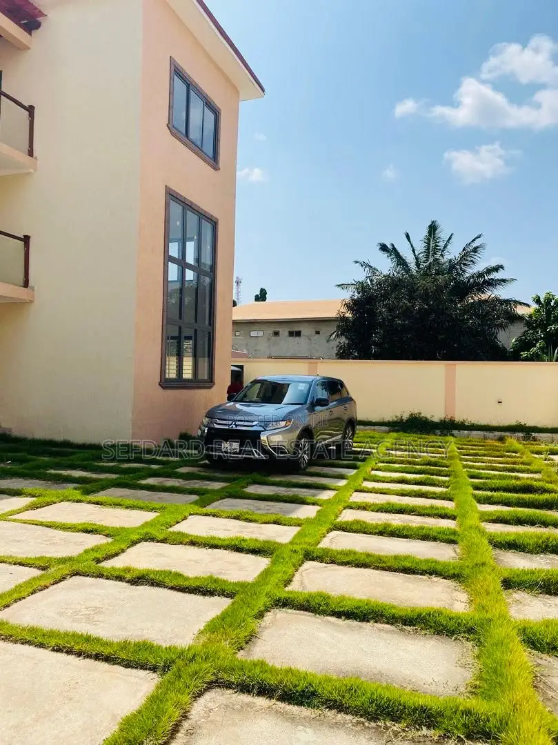 4bdrm Duplex in Sefdard Properties, Achimota for sale