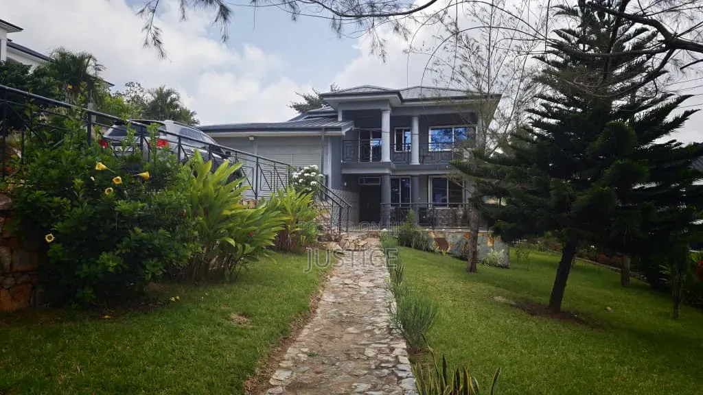5bdrm House in Aburi for sale