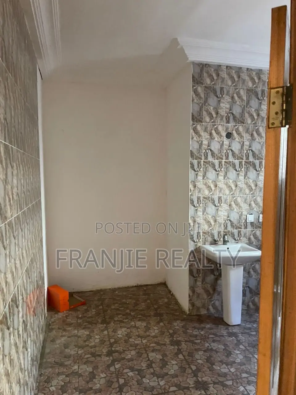 3bdrm Apartment in Franjie Realty, West Hills Mall Area for rent