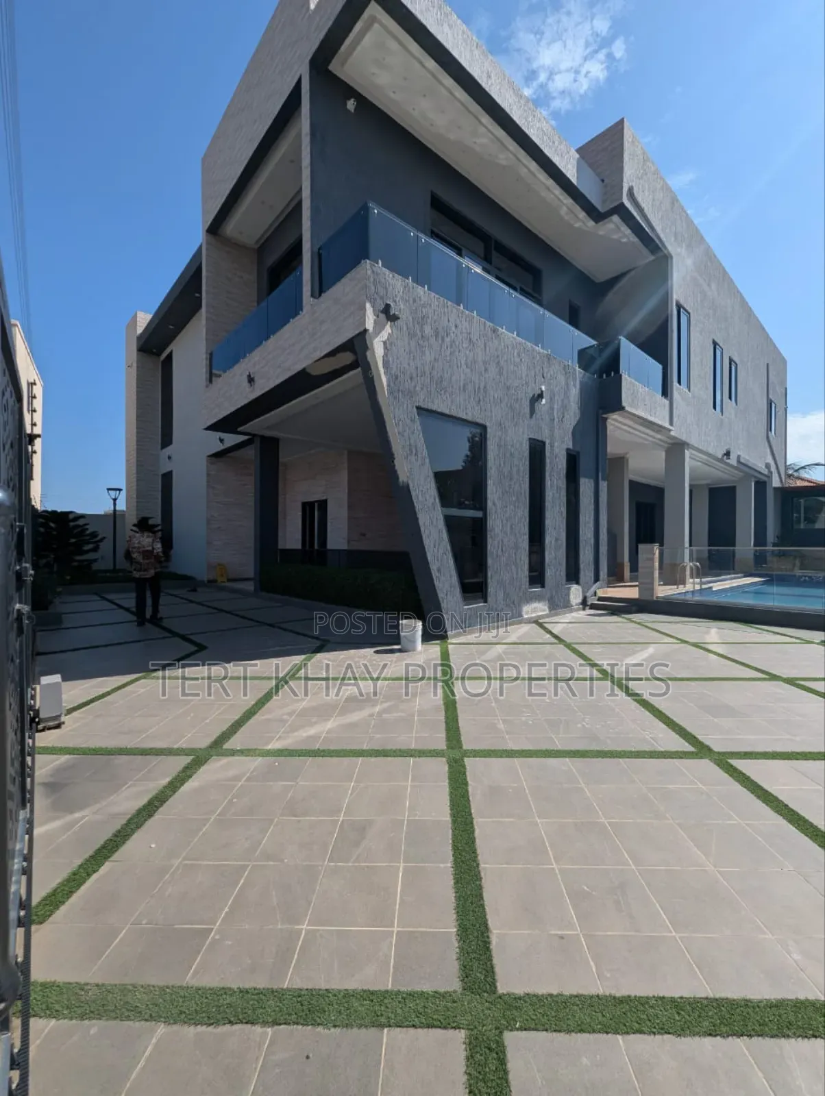 6bdrm House in East Airport, Spintex for sale