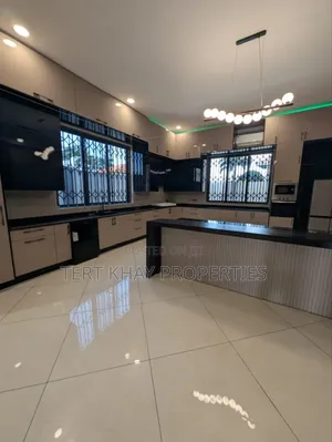6bdrm House in East Airport, Spintex for sale