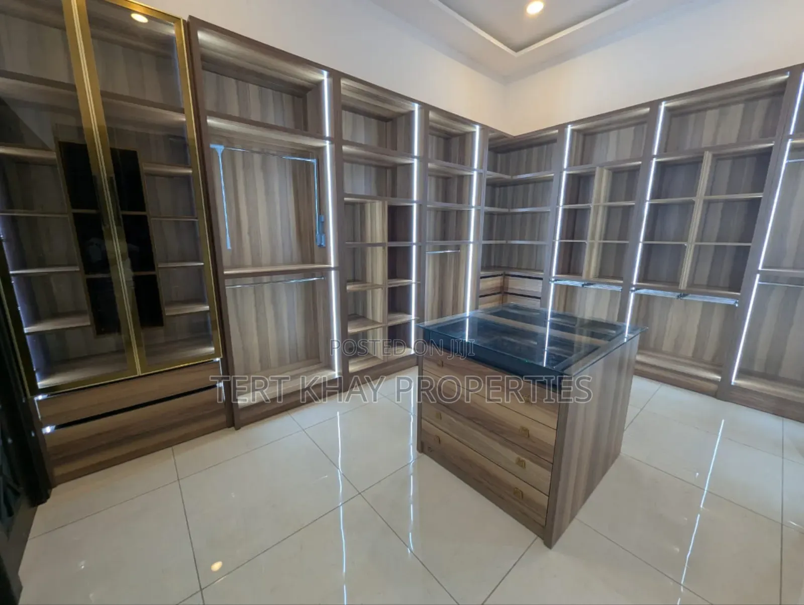 6bdrm House in East Airport, Spintex for sale
