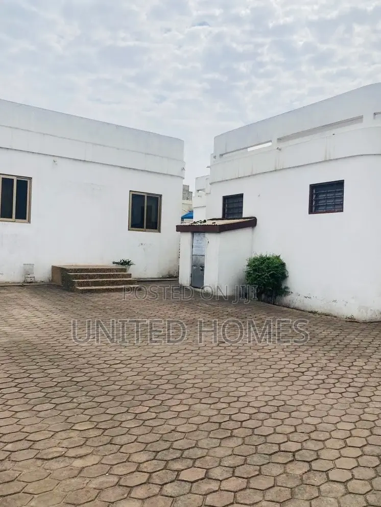 7bdrm House in Achimota for sale