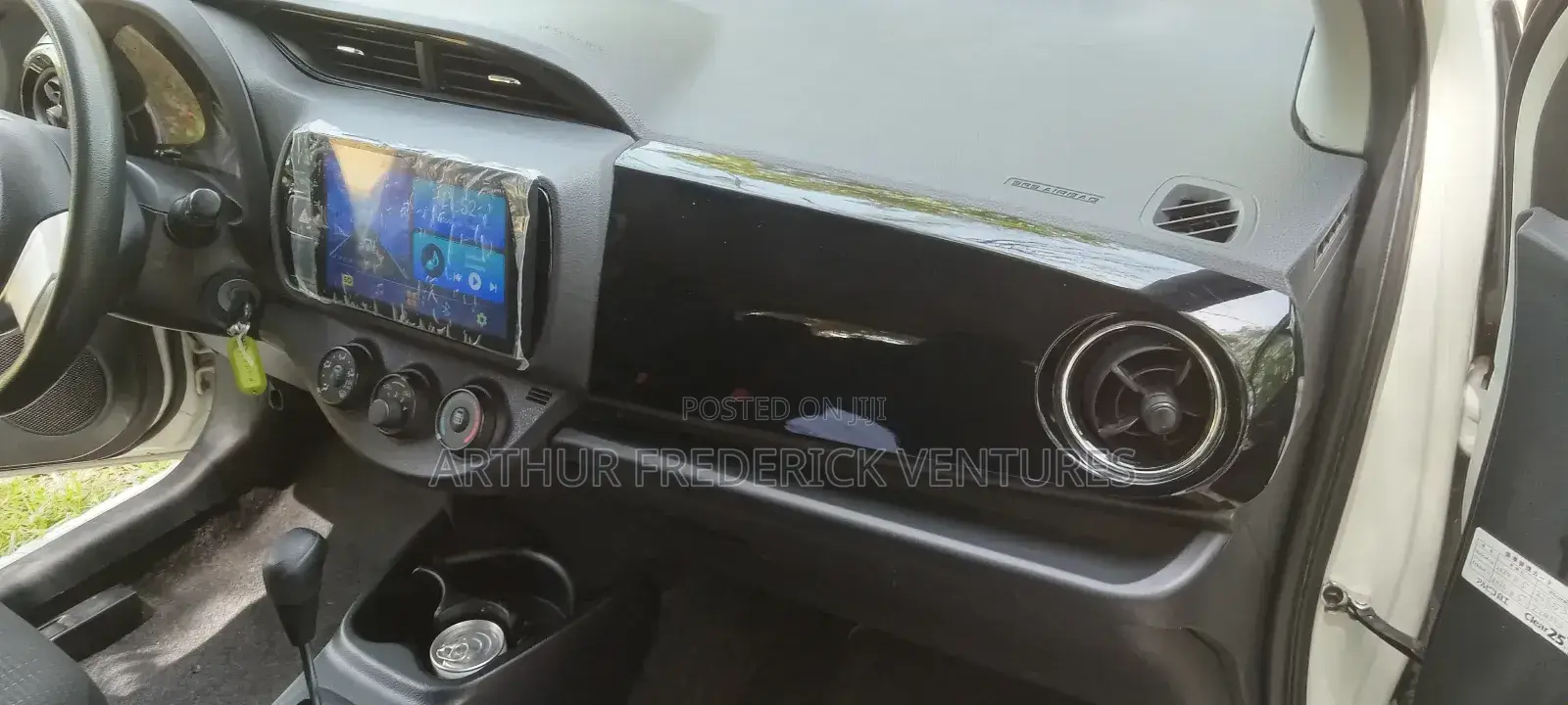 Toyota Vitz 1.0 FWD 5dr 2015 White