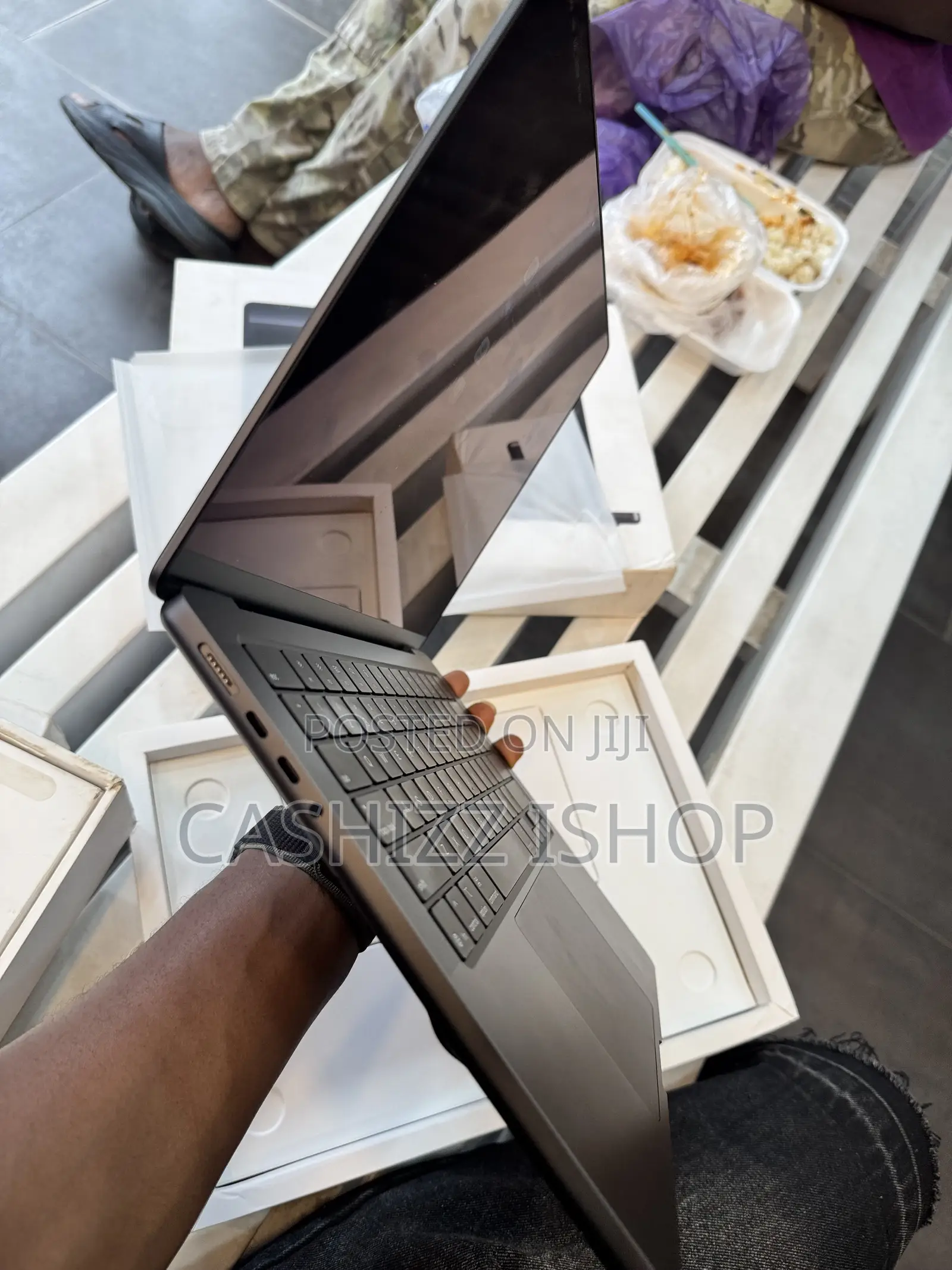 Laptop Apple MacBook Pro 2025 M5 14-inch 16GB Apple M5 SSD 512GB