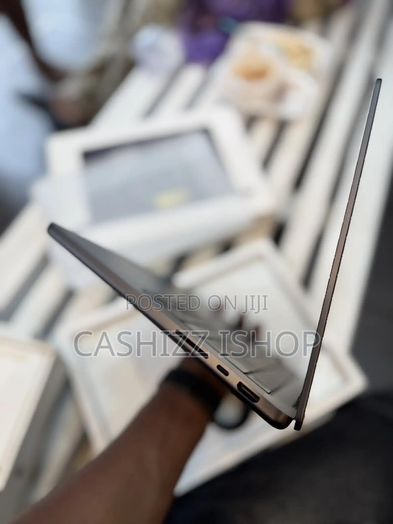 Laptop Apple MacBook Pro 2025 M5 14-inch 16GB Apple M5 SSD 512GB