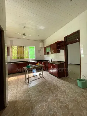 5bdrm House in Collins Dauda, Baatsona Total for rent