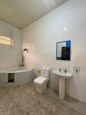 5bdrm House in Collins Dauda, Baatsona Total for rent