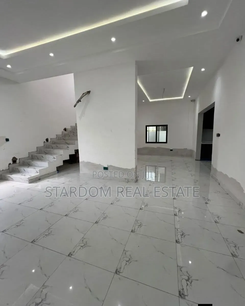 4bdrm Duplex in Ashongman Estate, Police Station for sale