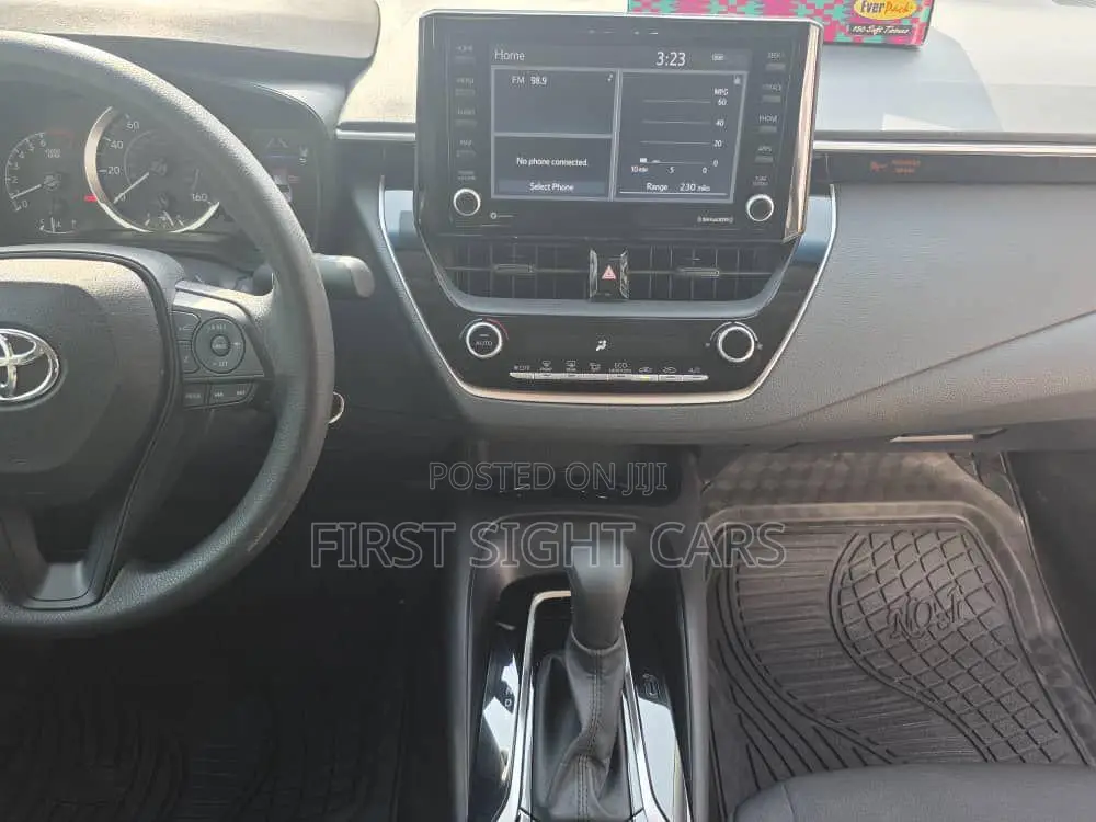 Toyota Corolla LE 2022 Silver