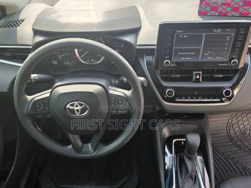 Toyota Corolla LE 2022 Silver