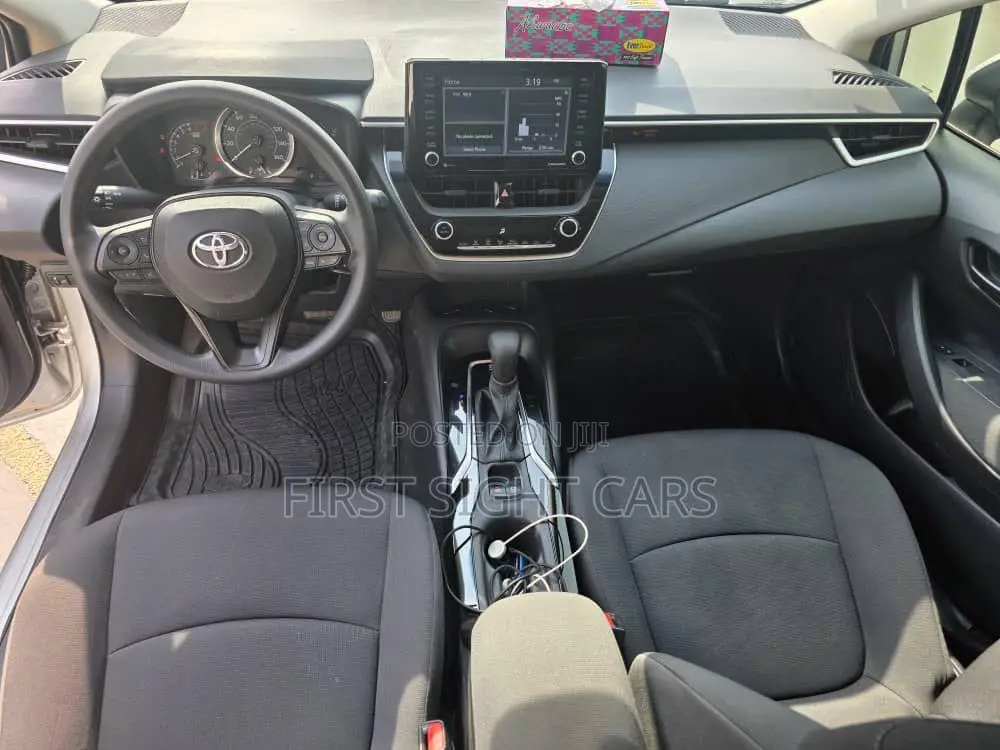 Toyota Corolla LE 2022 Silver
