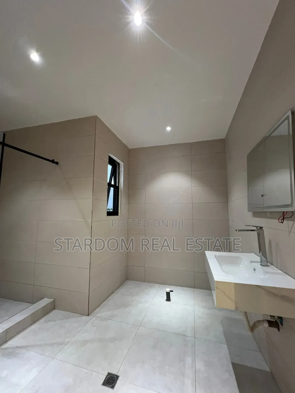 4bdrm Duplex in Adjiringanor, Ability for sale