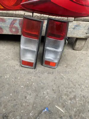 Nissan Pick-Up Tail Light Pair