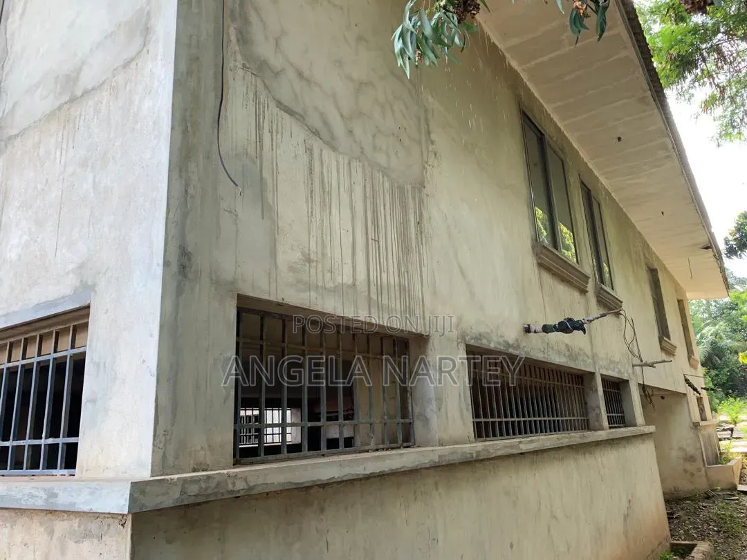 12bdrm House in East Airport, Accra Metropolitan for sale