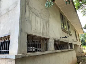12bdrm House in East Airport, Accra Metropolitan for sale