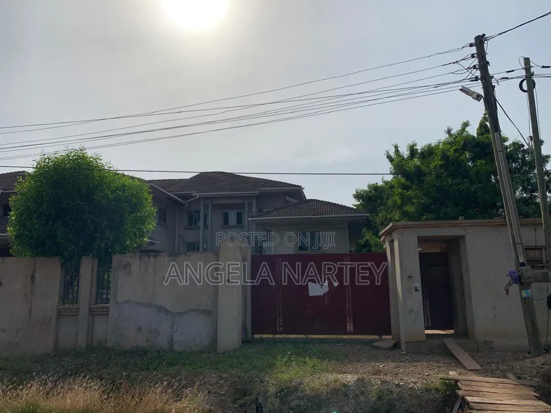 12bdrm House in East Airport, Accra Metropolitan for sale