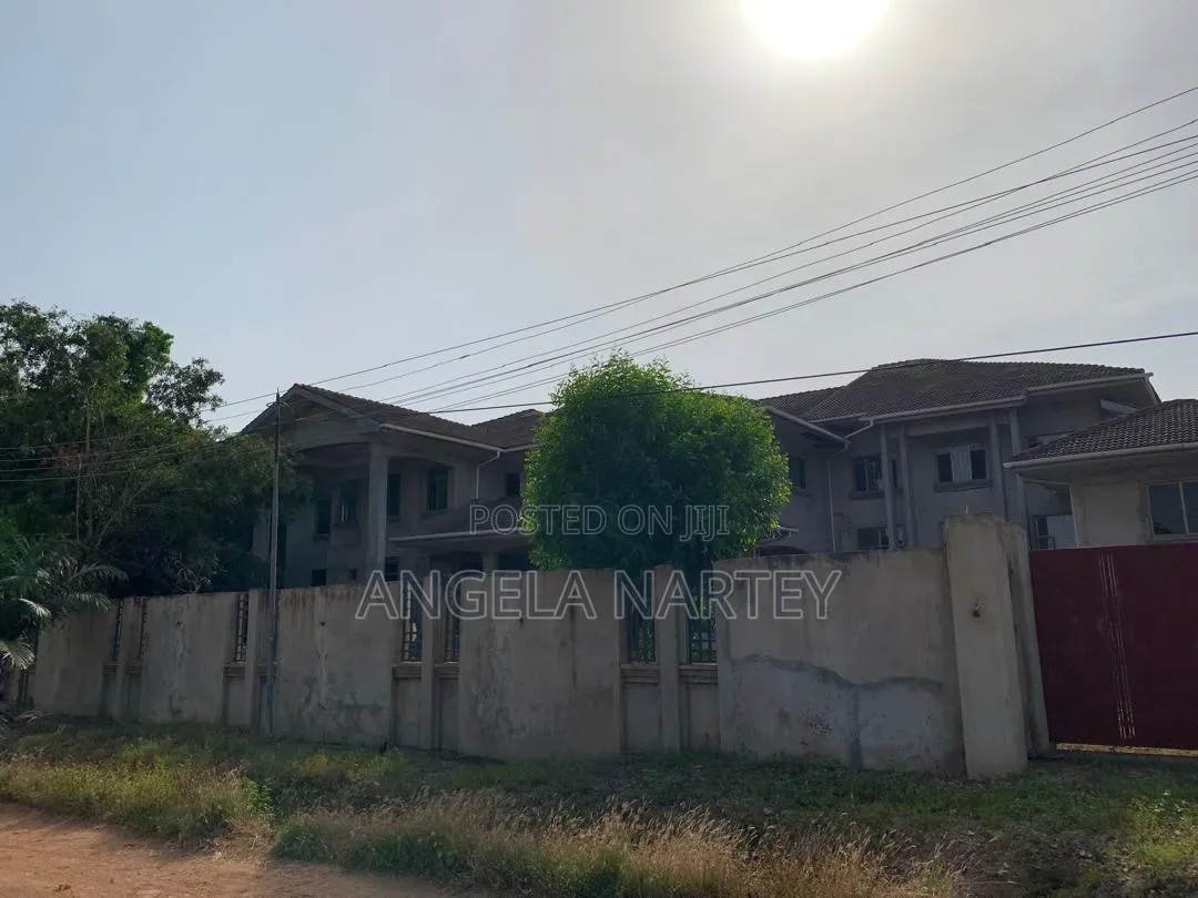 12bdrm House in East Airport, Accra Metropolitan for sale