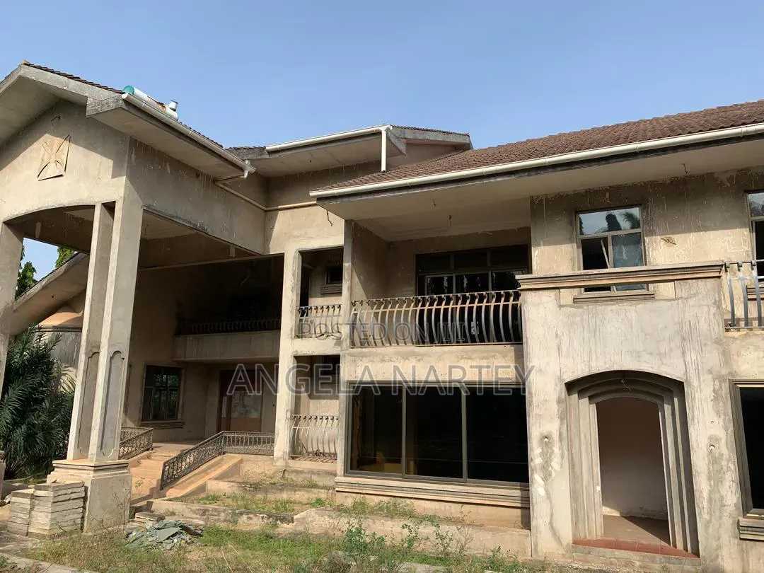 12bdrm House in East Airport, Accra Metropolitan for sale