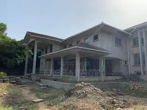 12bdrm House in East Airport, Accra Metropolitan for sale