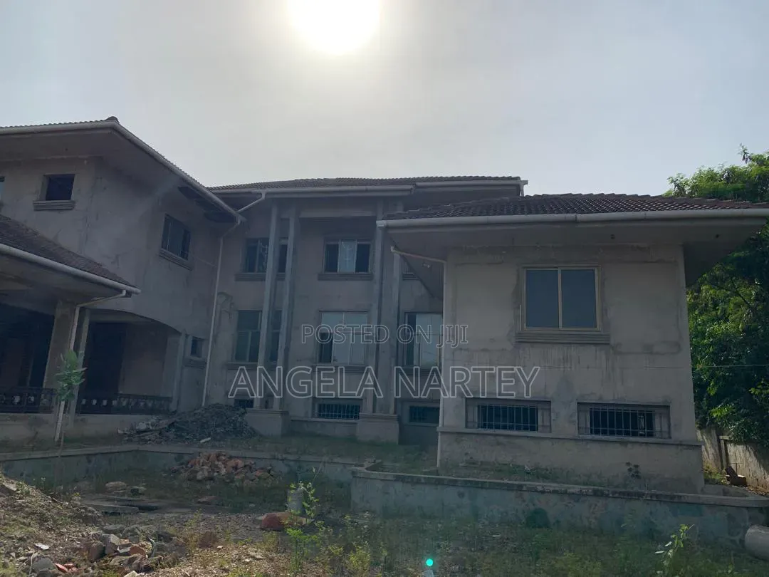 12bdrm House in East Airport, Accra Metropolitan for sale
