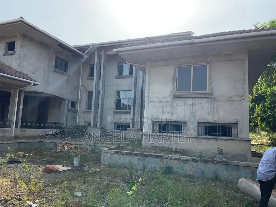 12bdrm House in East Airport, Accra Metropolitan for sale