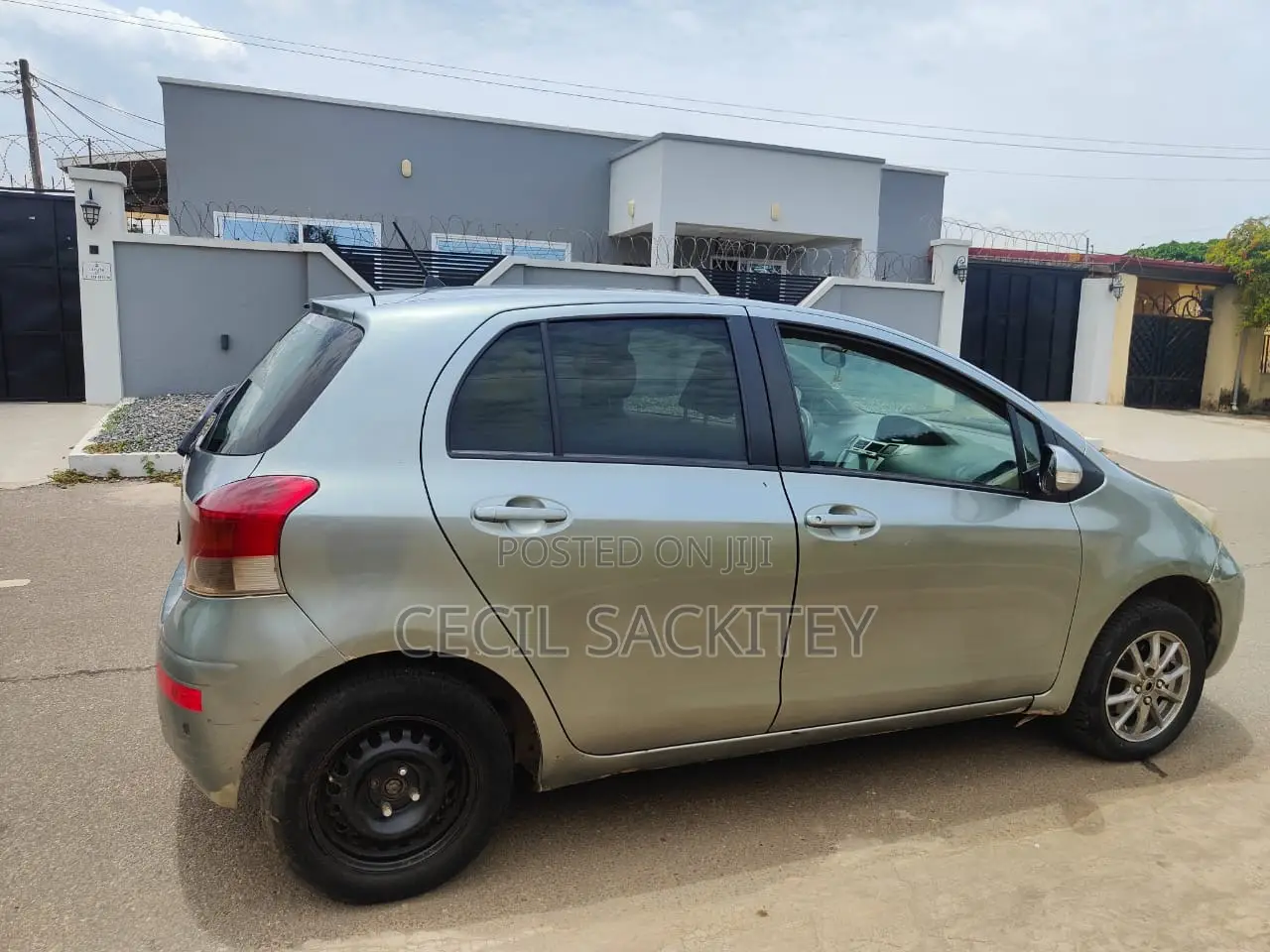 Toyota Vitz 1.3 AWD 5dr 2010 Gray